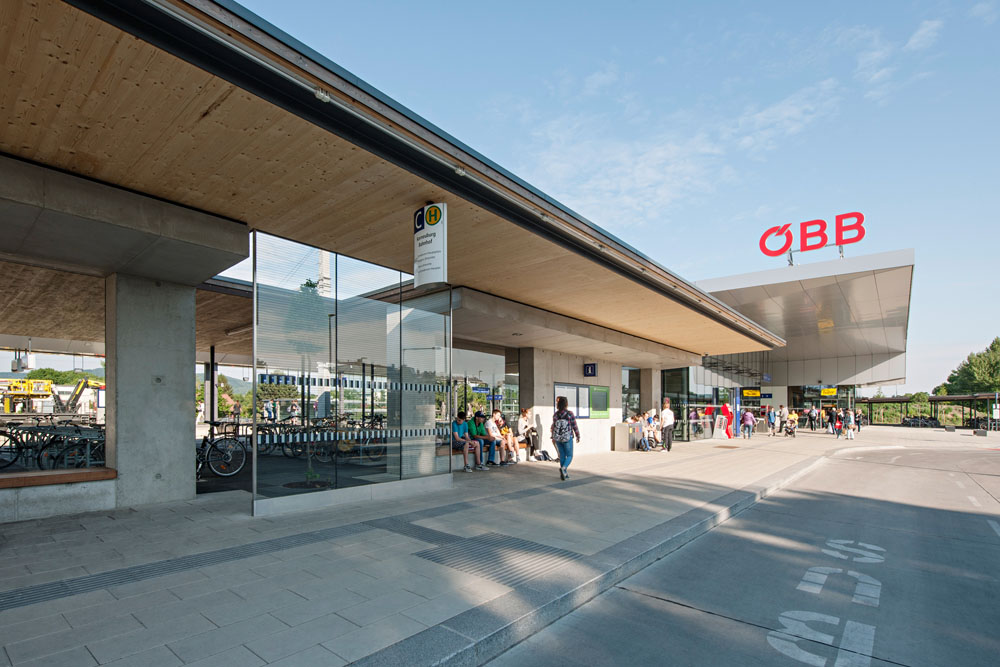 Wartebereich des ÖBB Bahnhofs Korneuburg
