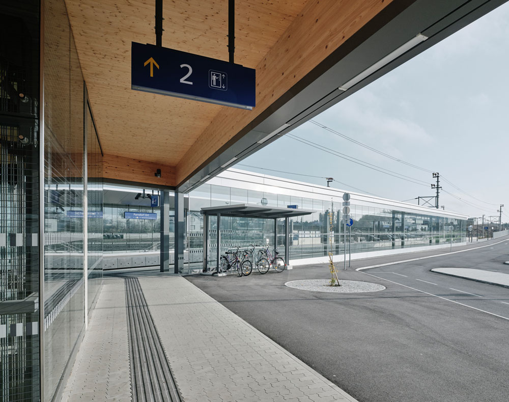 Vorplatz der ÖBB Haltestelle Parndorf mit Radabstellanlage